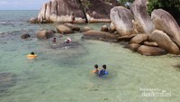 Batu granit raksasa dan air laut yang jernih, tak kalah dengan Maldives yang tersohor