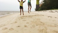 Bermain di tepi pantai