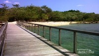 Kita bisa melihat koral dan ikan-ikan di bawah jembatan