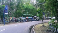 Warung-warung di pinggiran Pantai Tanjung Pendam