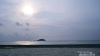 Pulau Kalimua yang terlihat dari Pantai Tanjung Pendam