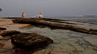 Peselancar asing banyak berdatangan ke pantai ini