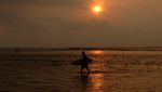 Pantai Tanjung Setia di Lampung, Surga Peselancar Dunia