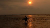 Sunset yang menawan bisa kita lihat