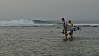 Peselancar asing yang ingin memulai surfing