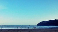 para wisatawan menikmati sore di Pantai Teleng Ria, Pacitan