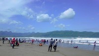 Pengunjung Pantai Teleng Ria