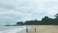 Pengunjung sedang menikmati sisi selatan Pantai Teluk Uber