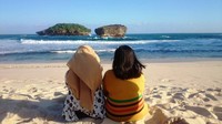 Pantai Srau 2 bak private beach. Di sini kamu bisa berlama-lama di pantai tanpa terganggu dengan banyaknya lalu lalang pengunjung. Di sini juga kamu bisa menikmati alam, melihat hempasan ombak yang menggulung, birunya laut, kokohnya karang