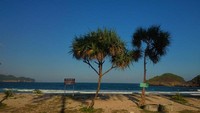 Pantai Srau 1. Birunya langit yang berpadu dengan birunya laut