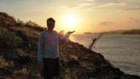 Sunset spot dari atas bukit Srau. Momen seru berfoto siluet di Srau 3