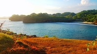 Pantai Srau 3. Cantik, sepi, masih terjaga keasliannya. Di sini kamu akan betah berlama-lama menikmati pesona Pantai Srau yang sekilas mirip Raja Ampat mini