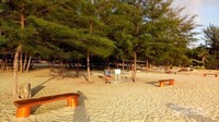 Fasilitas publik di pantai membuat pengunjung dapat betah seharian di pantai