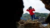 Pose yang diambil dari sela-sela batu Pantai Timang