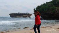 Menikmati ombak di bibir pantai sekitar Pantai Timang