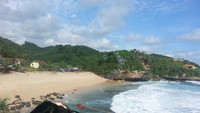 Pemandangan Pantai Trenggole dari atas tebing.