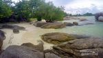 Pantai Unik dengan Bebatuan Granit Ekstra Besar