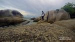 Pantai Unik dengan Bebatuan Granit Ekstra Besar
