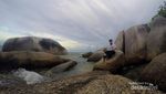 Pantai Unik dengan Bebatuan Granit Ekstra Besar