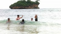 Serunys Bermain air di Pantai Watu Karung