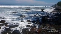 Bibir pantai di Watu Tihang dipenuhi batu batu yang cukup besar