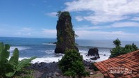 Batu Karang setinggi tiang menjadi ciri khas pantai Watu Tihang