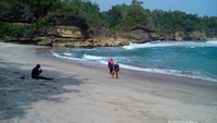 Ombak Pantai Wawaran lumayan besar, jadi jangan berenang.