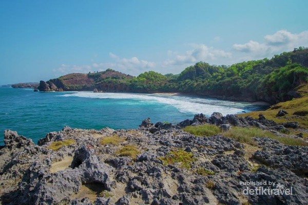 Tebing Pantai Widodaren yang didominasi oleh rerumputan dan karang-karang tajam