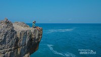 Pinggir tebing Pantai Widodaren yang fotogenik