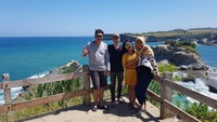 Spot foto dari atas bukit indah lestari dengan pemandangan batu mirip tanah lot