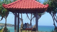 Diatas bukit indah lestari kamu bisa duduk -duduk sambil memandang keindahan pantai klayar yang sempurna. Cocok lho buat yang honeymoon