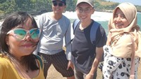 Diujung kiri bukit indah lestari ada pemandangan pantai dan bukit hijau, sekilas agak mirip Kohlanta Thailand