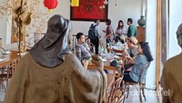 suasana dalam Pantjoran Tea House