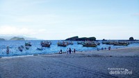 Cantik kan.. Ini pantai papuma yg berpasir putih itu