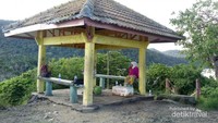 Jangan lupa jajan di tempat simbah ini ya, beliau jualan diatas bukit