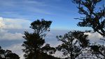 Parade Awan dan Matahari di Gunung Cikuray
