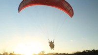 Asyiknya bermain paragliding
