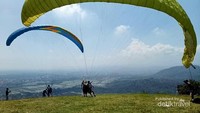 Paralayang tandem berurutan