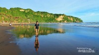 bayangan terlihat di bawah, bekas ombak yang menyapu pantai