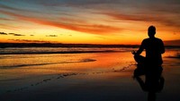 Senja dan refleksi, mengajarkan tentang ketenangan.