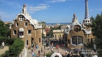 Dua pavilion yang terdapat di pintu masuk Parc Guell