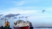 Kapal laut yang siap berlabuh