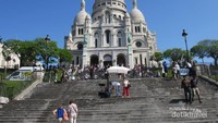 Bagian depan Basilique du Sacre-Coeur