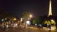 Kecantikan menara Eiffel di malam hari.