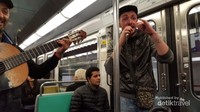 Pengamen di atas metro di kota Paris.