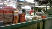 Penjual kue-kue kering dan basah juga terdapat di pasar ini.