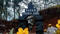 Gapura masuk Pasar Lodra Jaya. Sengaja dibuat menyerupai Candi Arjuna yang ada di dataran tinggi Dieng, untuk sekaligus mempromosikan lokasi wisata tersebut.