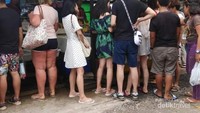 Ramainya pengunjung yang mengantri dan tawar-menawar makanan laut.