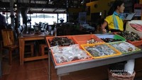 Pedagang siap dengan hasil tangkapannya.