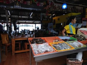 Pasar Seafood yang Tersembunyi di Ujung Selatan Phuket